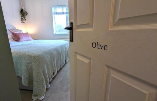 CHERRYTREES 5 Bed House, Sleeps 10, 3 Bathrooms, Parking, Ideal for Groups and Work Stays - Foto 16