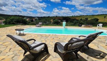 Chalés Vila Carrancas - Ao lado do centro com piscina, cozinha completa e muita tranquilidade - Foto 2