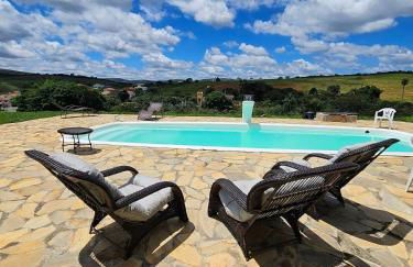 Chalés Vila Carrancas - Ao lado do centro com piscina, cozinha completa e muita tranquilidade - Foto 2