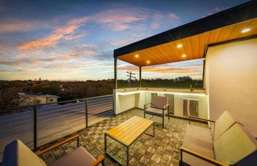 Barton Springs Luxe Heated Pool Spa Sleeps 16 - Photo 13