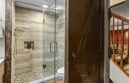 Luxury Lakeside Mountain Escape with Wraparound Deck Near Terra Alta, West Virginia - Foto 32