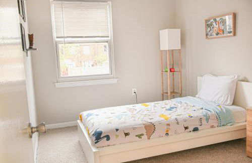 Charming 3bd Alexandria House, 11 miles to DC, Nice front view - Foto 26