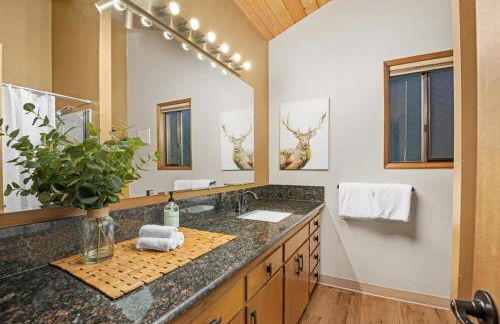 ZigZag Basecamp · Cozy Cabin Perfect for Nature Escapes w/ Hot Tub - Photo 20