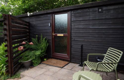 Treetops Lodge, private Cornish hideaway, parking, garden - Foto 73