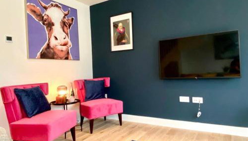 NEW Beautiful Large 3 bedroom House - 5 Minutes to the nearest Beach! - Great Location - Garden - Parking - Fast WiFi - Smart TV - Newly decorated - sleeps up to 7! Close to Poole & Bournemouth & Sandbanks - Foto 4