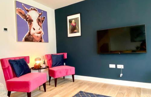 NEW Beautiful Large 3 bedroom House - 5 Minutes to the nearest Beach! - Great Location - Garden - Parking - Fast WiFi - Smart TV - Newly decorated - sleeps up to 7! Close to Poole & Bournemouth & Sandbanks - Foto 4