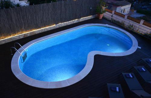 Villa Med A 2 kilometros andando de la playa, del puerto de Aguadoç y a 4 del centro de Sitges Muy Soleada todo el dia Capacidad superior a 16 personas NO REQUIERE COCHE - Foto 48