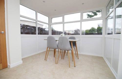 Family Home in the Charming Coastal Town of Barry - Foto 14