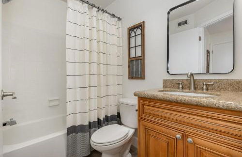 Pondview Modern Farmhouse Condo Half Mile to Beach - Foto 28