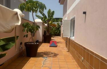 VILLA BLOSSOM in the beautiful area of Puerto Santiago Tenerife with 5 bedrooms for up to 10 guests private swimming pool and many other activities to entertain the family Secure parking for 2 cars and disabled access throughout - Foto 70