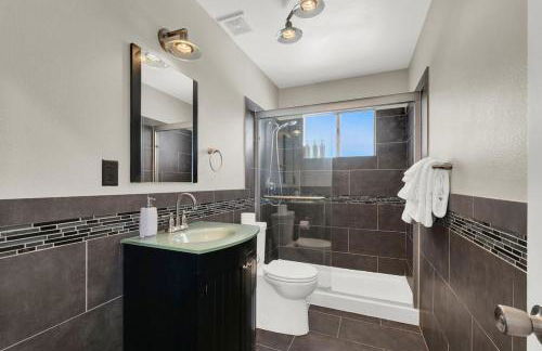 Spacious 4BR plus Den with Pool, Jacuzzi, BBQ, Near Strip - Foto 27