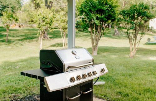 5 bedrooms with 4 Full Bath Fire Pit BBQ and Plush Amen on 1 2 acre - Photo 28