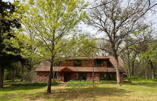 Cozy Cabin on Route 66 with Hot Tub- Edmond, OK - Foto 41