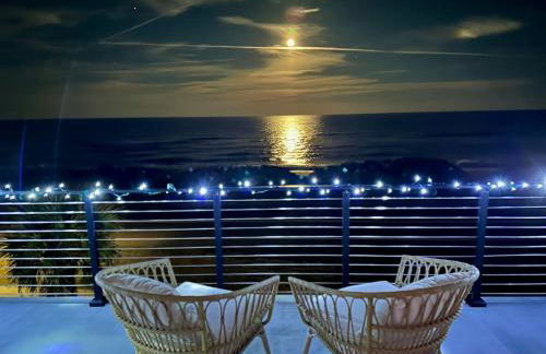 The C House - Photo 6