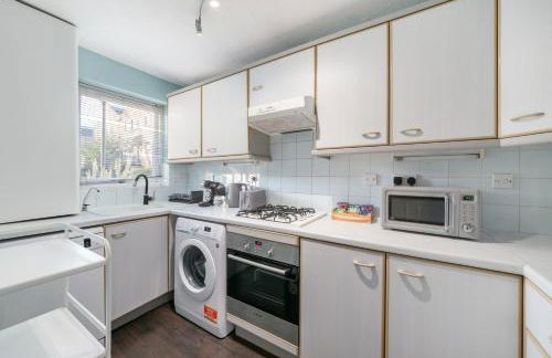 2BR Waterside View Free Parking Fast WiFi Terrace Balcony TV BBQ Garden Access - Foto 17