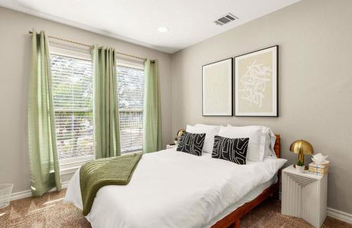 Lux 5BR gem with Heated Pool, SPA, and Outdoor Movie Theater - Foto 27