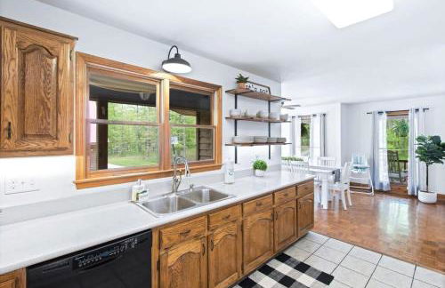 Wooded Retreat with game area and hot tub - Foto 12