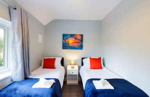 Stunning Family Home with Comfortable Surroundings by Our Home Short Stays ideally situated within Greater Manchester - Photo 13