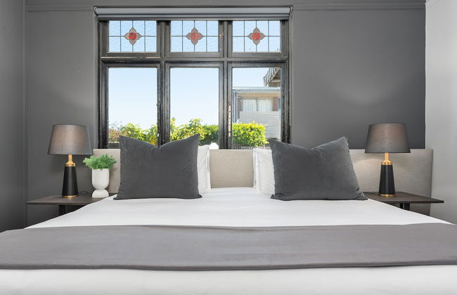 One Calais Luxury Apartments - Photo 7