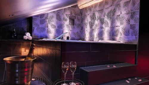 Suite Rouge baiser avec Jacuzzi privatif - LoveRoom Insolite - Foto 5