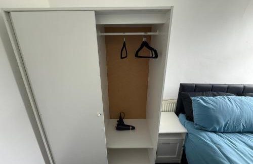 Central 3BR Home - Huddersfield Serviced Accomodation - Walk to Station & Town - Business Travellers - Families - Students - Photo 34