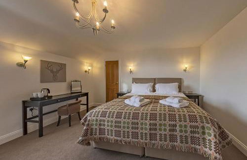 3 Bedroom Barn Conversion with HOT TUB-Garden View - Ty Cerrig Barn - Photo 11