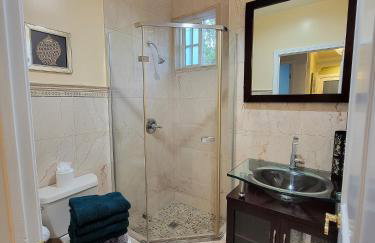3 bedroom guest suite first floor unit with nice patio area right next to the MrC Hotel 10 minutes from Rodeo Drive Washer Dryer WIFI and more - Foto 22