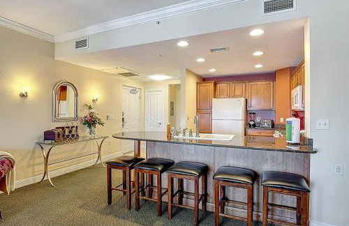 3-BR Condo with Dreamy Balcony Views, Walk to Pool - Foto 10