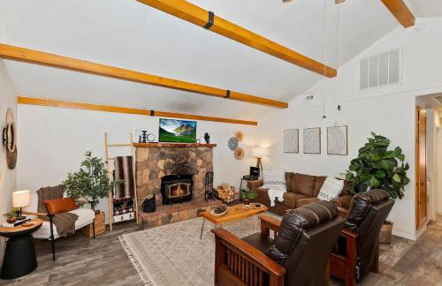Bear Cub Cottage in Big Bear w/ HotTub & Firepit - Photo 4