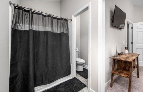 Cozy Industrial Kildaire Farms Home- near Downtown - Foto 33