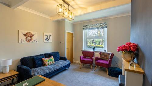 LITTLE RED HOLIDAY HOME - 2 Bed House with Free Parking within West Yorkshire, local access to the Peak District - Foto 2