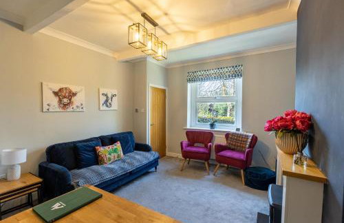 LITTLE RED HOLIDAY HOME - 2 Bed House with Free Parking within West Yorkshire, local access to the Peak District - Foto 2