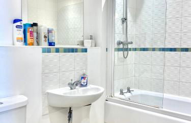 Oakley Vale House and Garden! Free Private Parking, TV, Fully Equipped - Photo 13