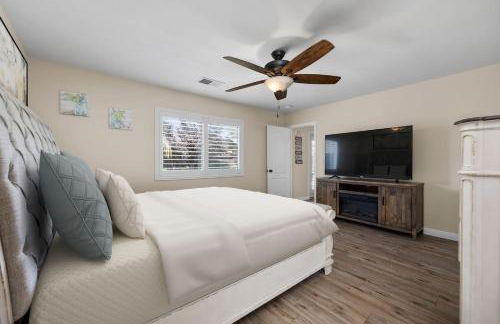 Relaxing 4BR 2BA Sleeps 8 Family Friendly - Photo 11