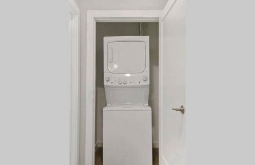 Luxury Apartment with Gym, Steps From Commuter Rail #2009 - Foto 8