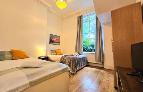 Lovely Ground Floor Home with High Ceiling and a Private Garden with Deck by Earl's Court Station - Photo 3