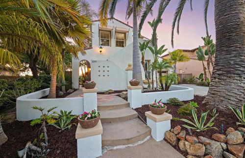 Spacious Luxury home in Gated Community with Resort Pool & Scenic Views - Photo 2