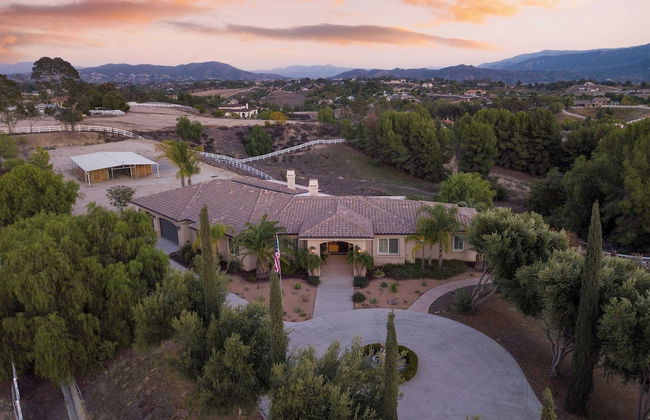Bear Bridge by Avantstay Hilltop Haven in Temecula w/ Views, Putting Green & Hot Tub - Foto 1
