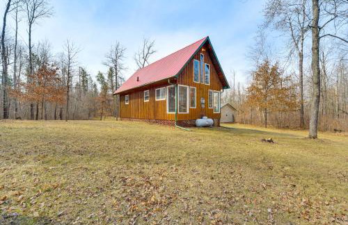 1 Mi to South Twin Lake Cabin with Deck in Trego! - Foto 27