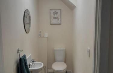 Entire house with gated parking - Photo 15