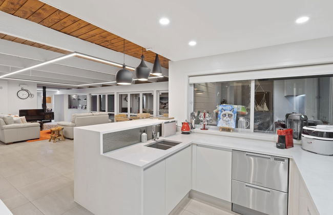 Hilltop Country Retreat with Seaviews - Foto 18