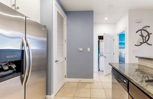 Water-View Condo with Balcony, Smart TVs, Washer/Dryer and Pool - Foto 18