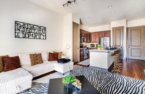 Galleria King Luxury Suite - Walk to Mall - Pool View - Foto 17