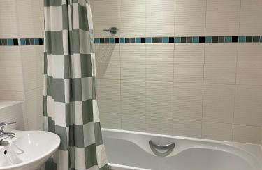 2 bedroom apartment near Wolverhampton train station - Foto 8