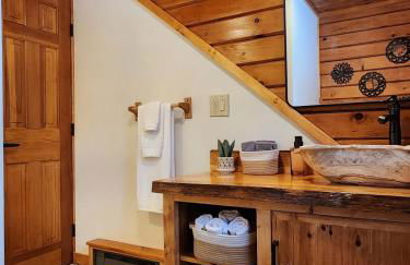 Stylish Forest Lodge with Large Hot Tub, Firepit and Fireplace minutes to Gore Mountain - Foto 49