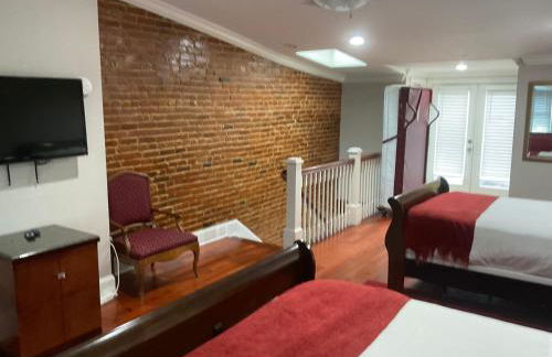 Classy Victorian Brownstone Subway Shopping - Photo 50