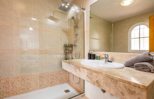 PRIMERA LUXURY HOUSE - Photo 30