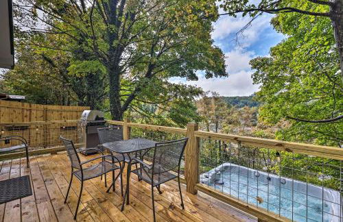 Hilltop Hideaway with Scenic Views and Hot Tub! - Foto 1