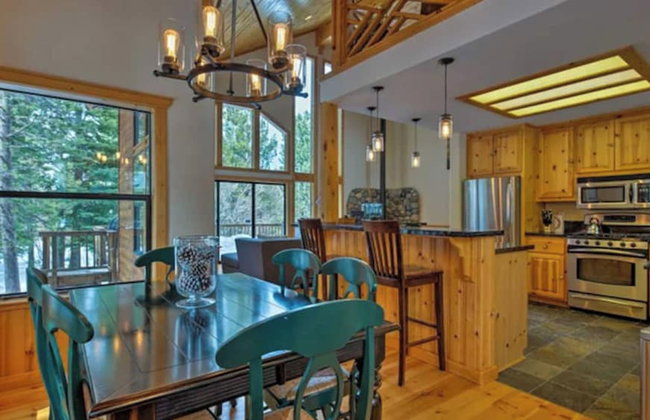 Black Bear by Avantstay Spacious Viking Lodge in Tahoe Donner w/ Game Room & Hot Tub! - Photo 53