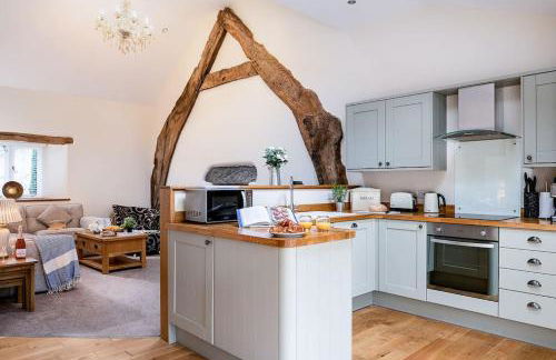 CRUCK BARN - Beautiful Renovated Barn within the Countryside - Photo 1